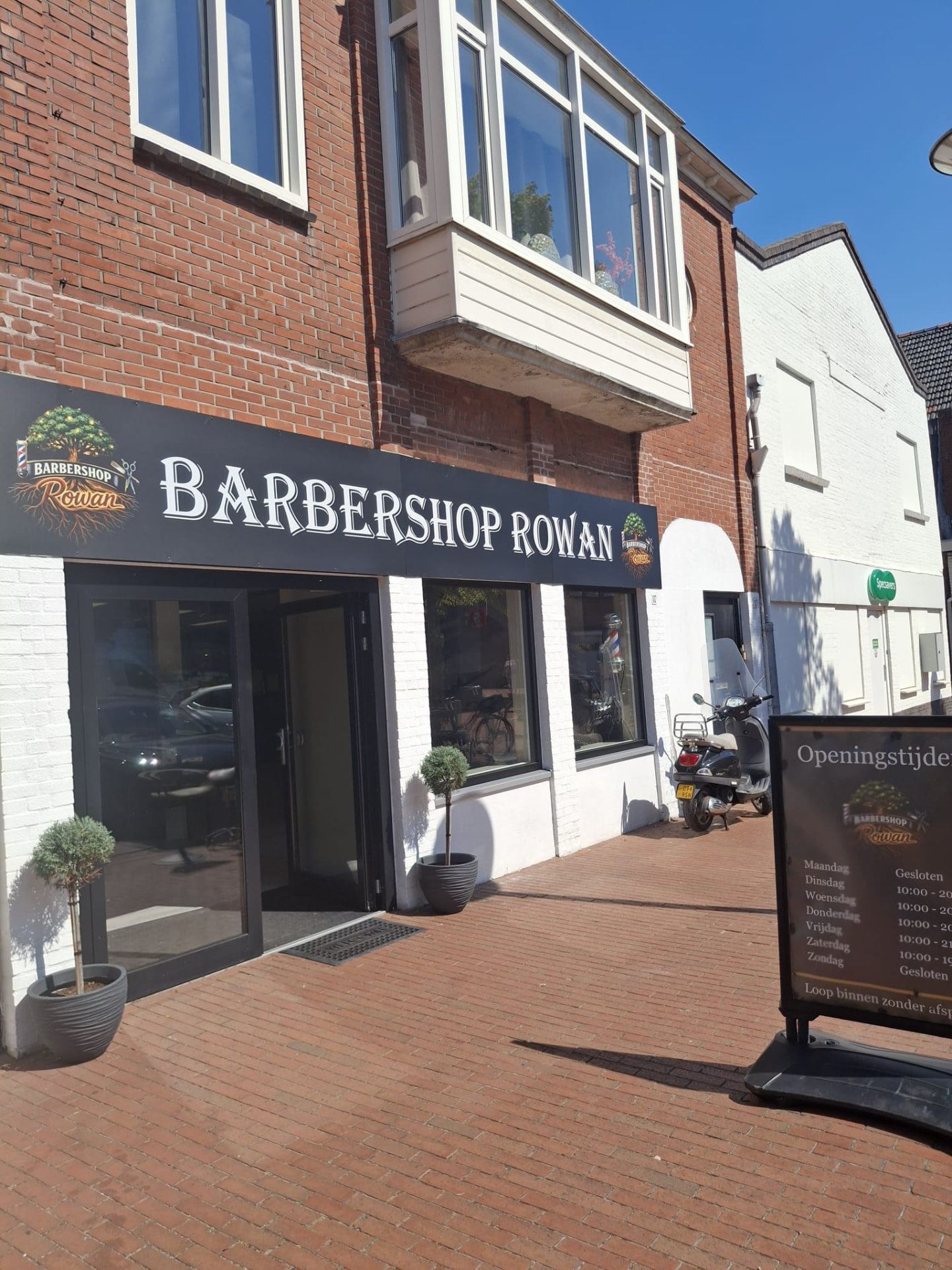 Buitenkant van Barbershop Rowan aan de Venne 117 in Winschoten